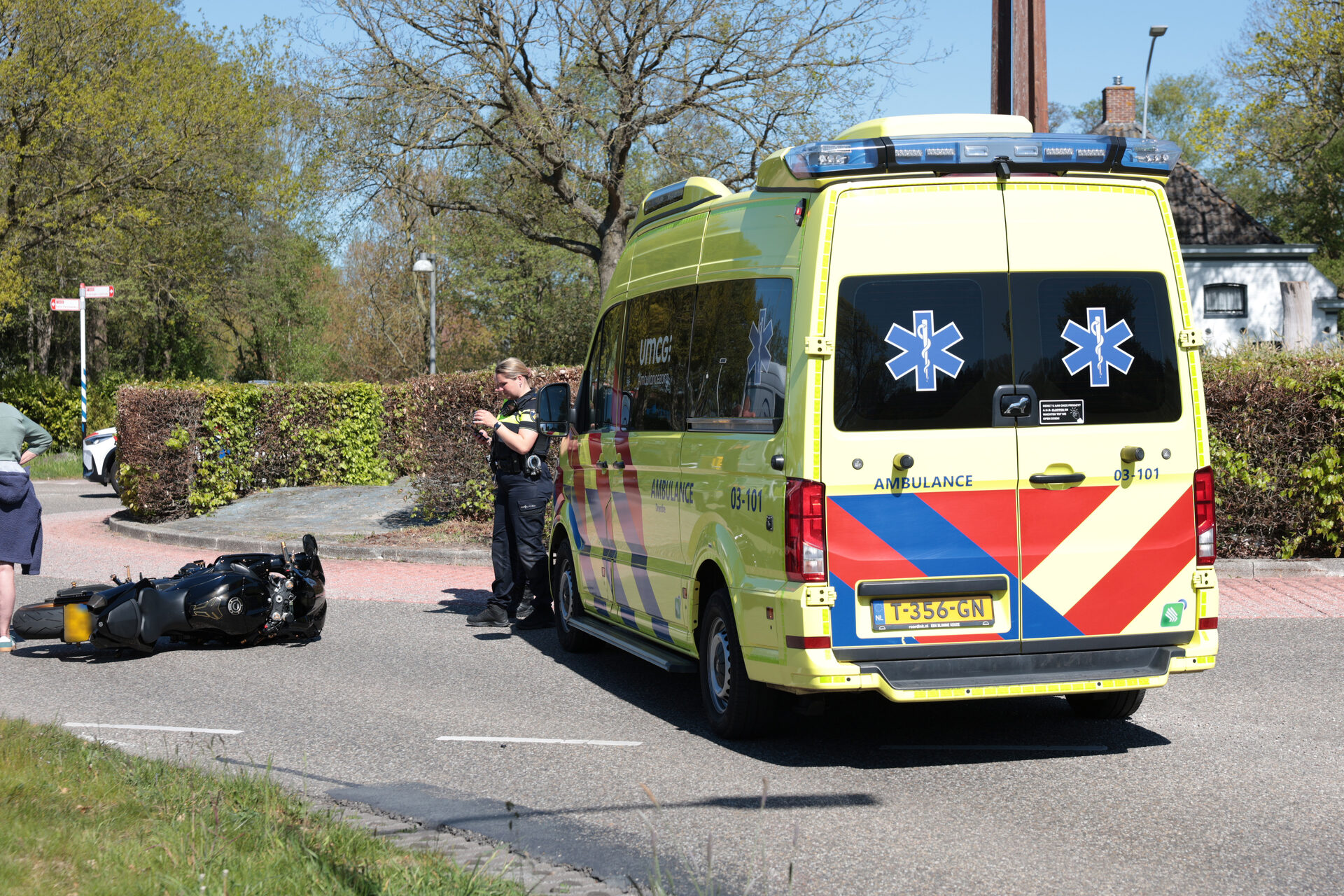 Motorrijder gewond na botsing met werkbus