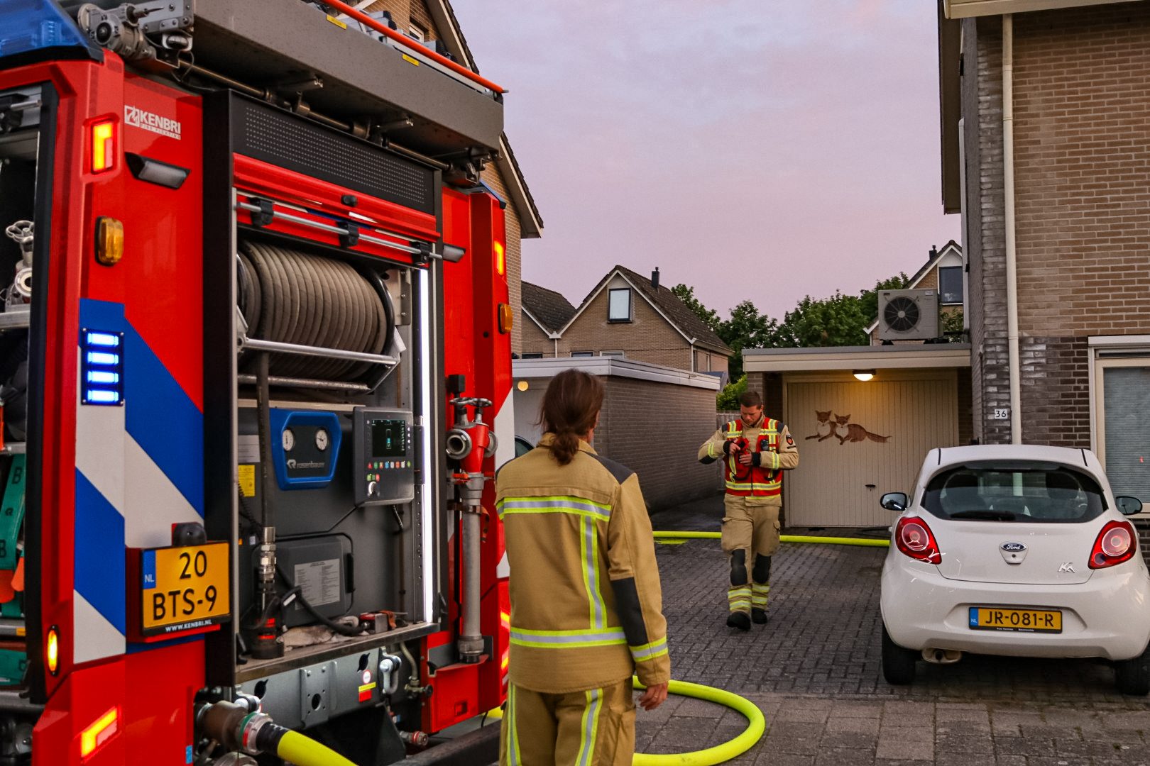 Brandweer doet onderzoek vanwege brandlucht in woning