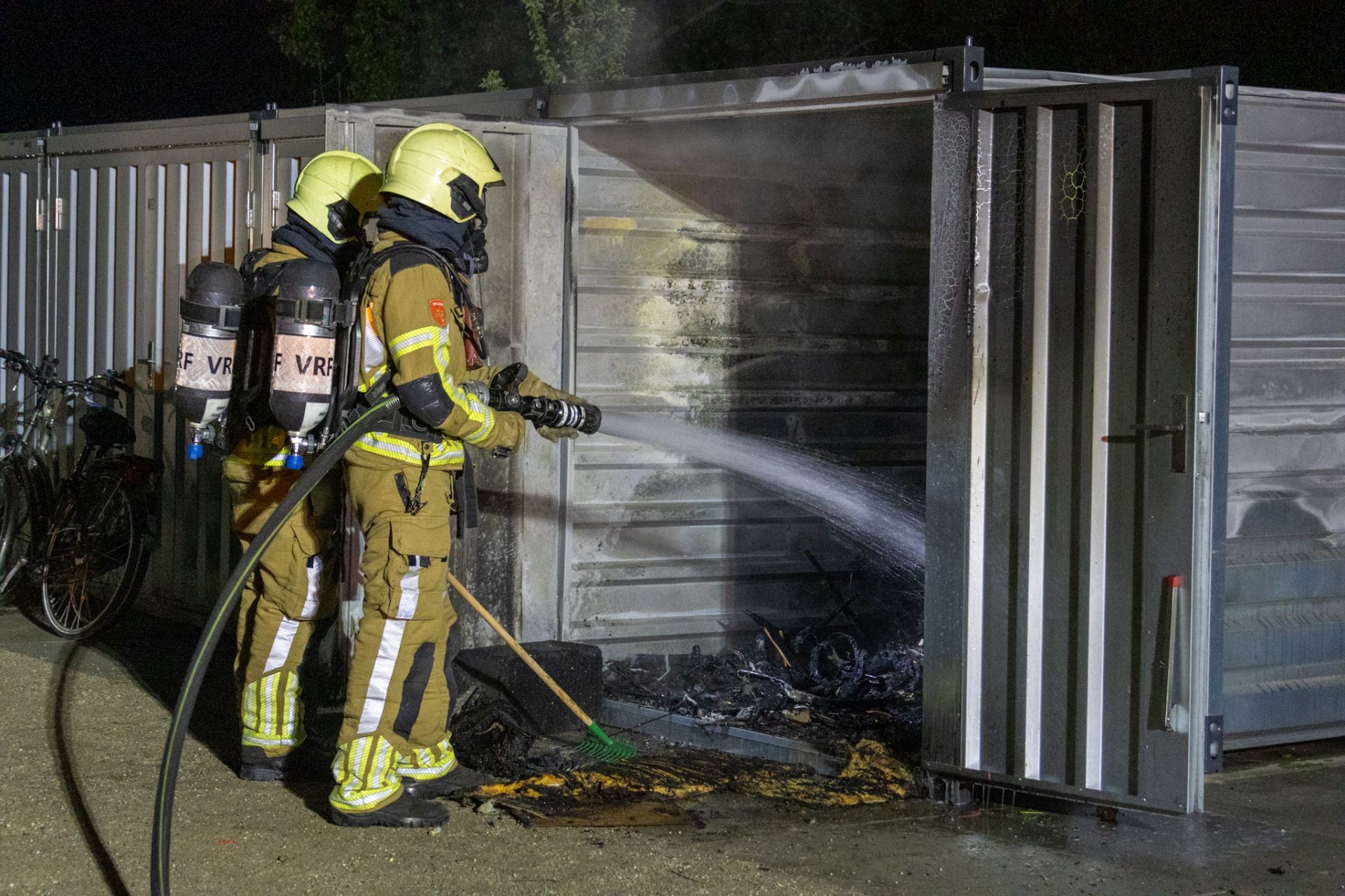 Man raakt gewond als hij containerbrand wil blussen
