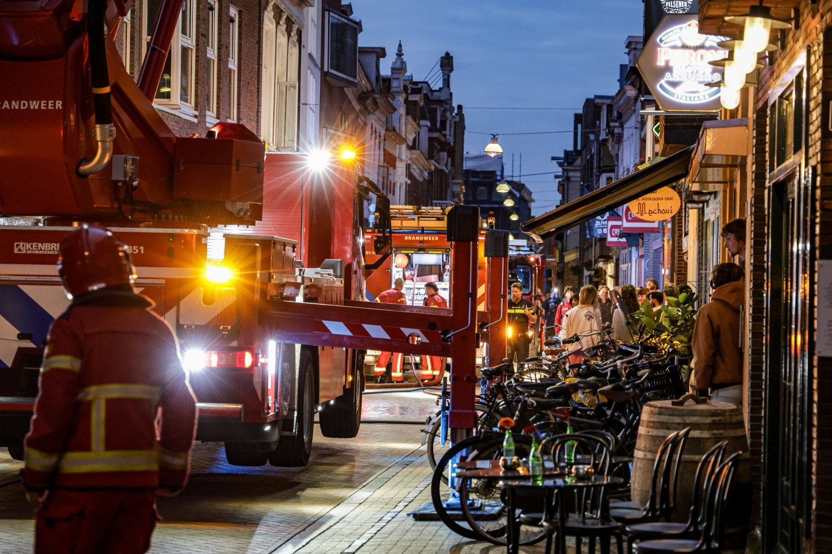 Grote brand in restaurant, flinke rook zichtbaar in binnenstad