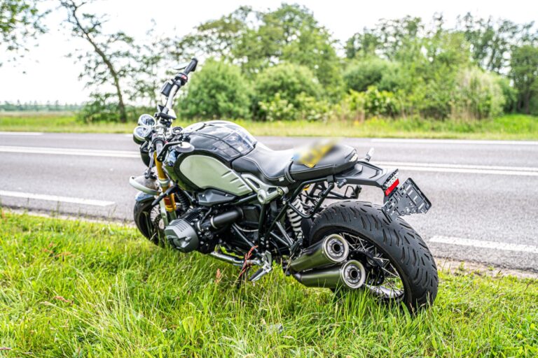 Motorrijder gewond bij kop-staartbotsing