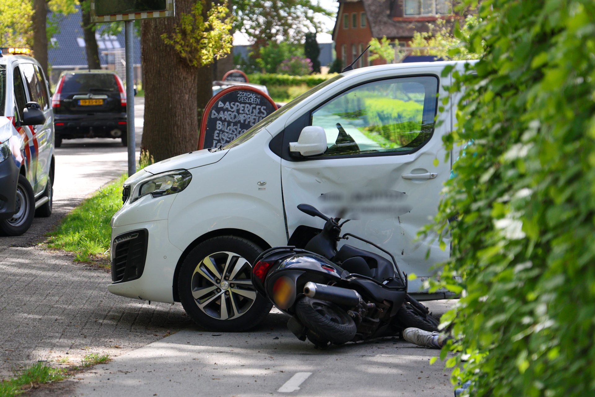 Aanrijding tussen scooter en bestelbus