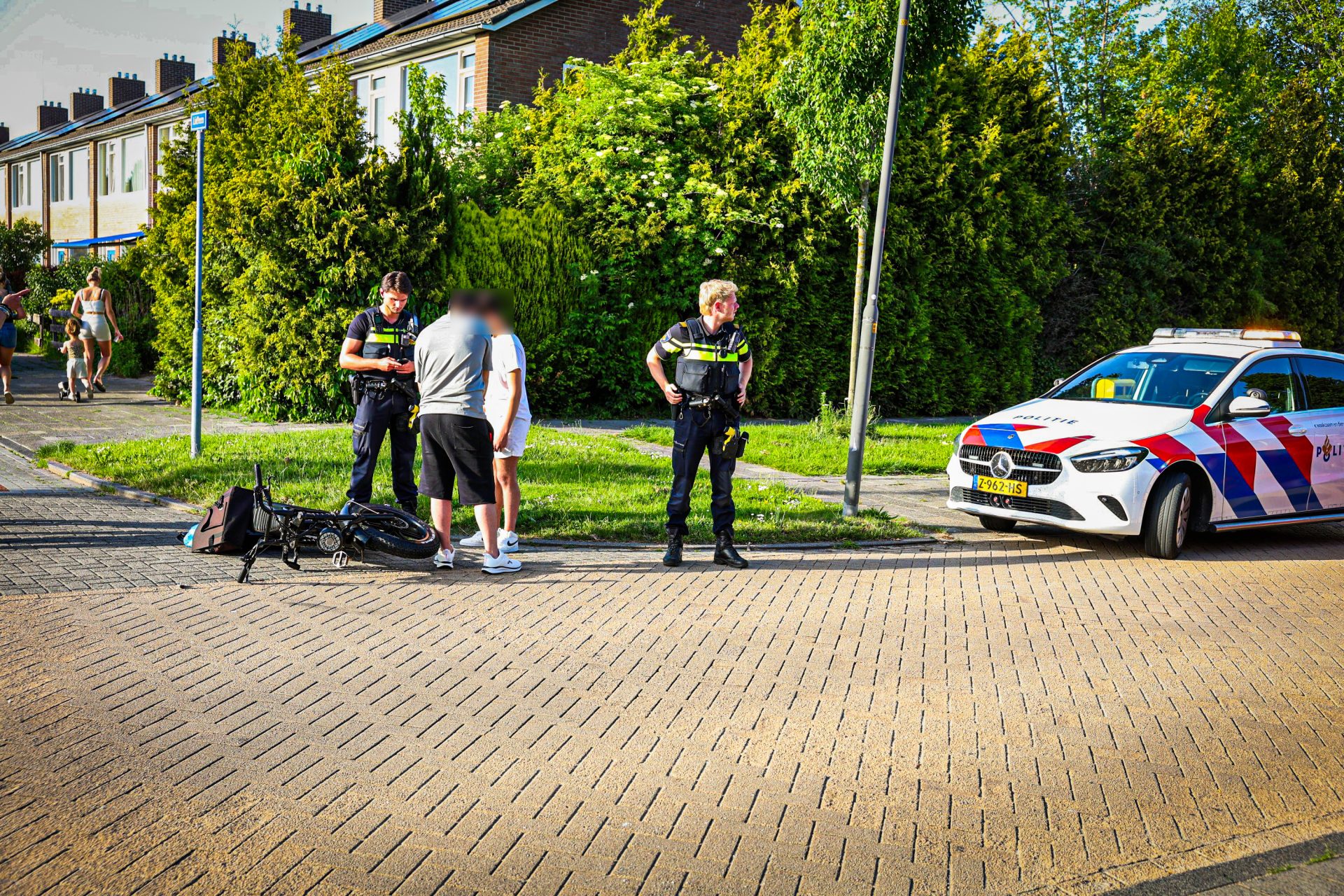 Twee jongens op fatbike botsen met auto bij kruising