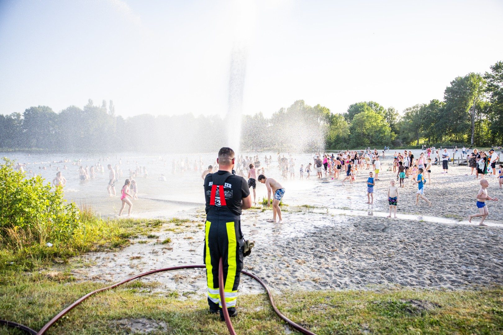 Spetterpret in de haven door verkoelende actie van brandweer