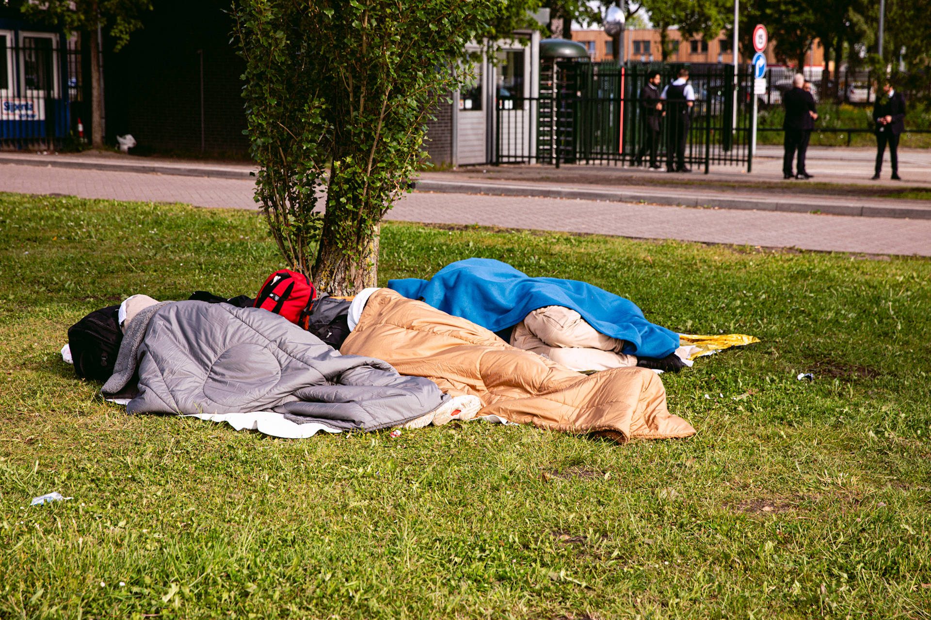 Asielzoekers verblijven buiten poort in afwachting van opvang