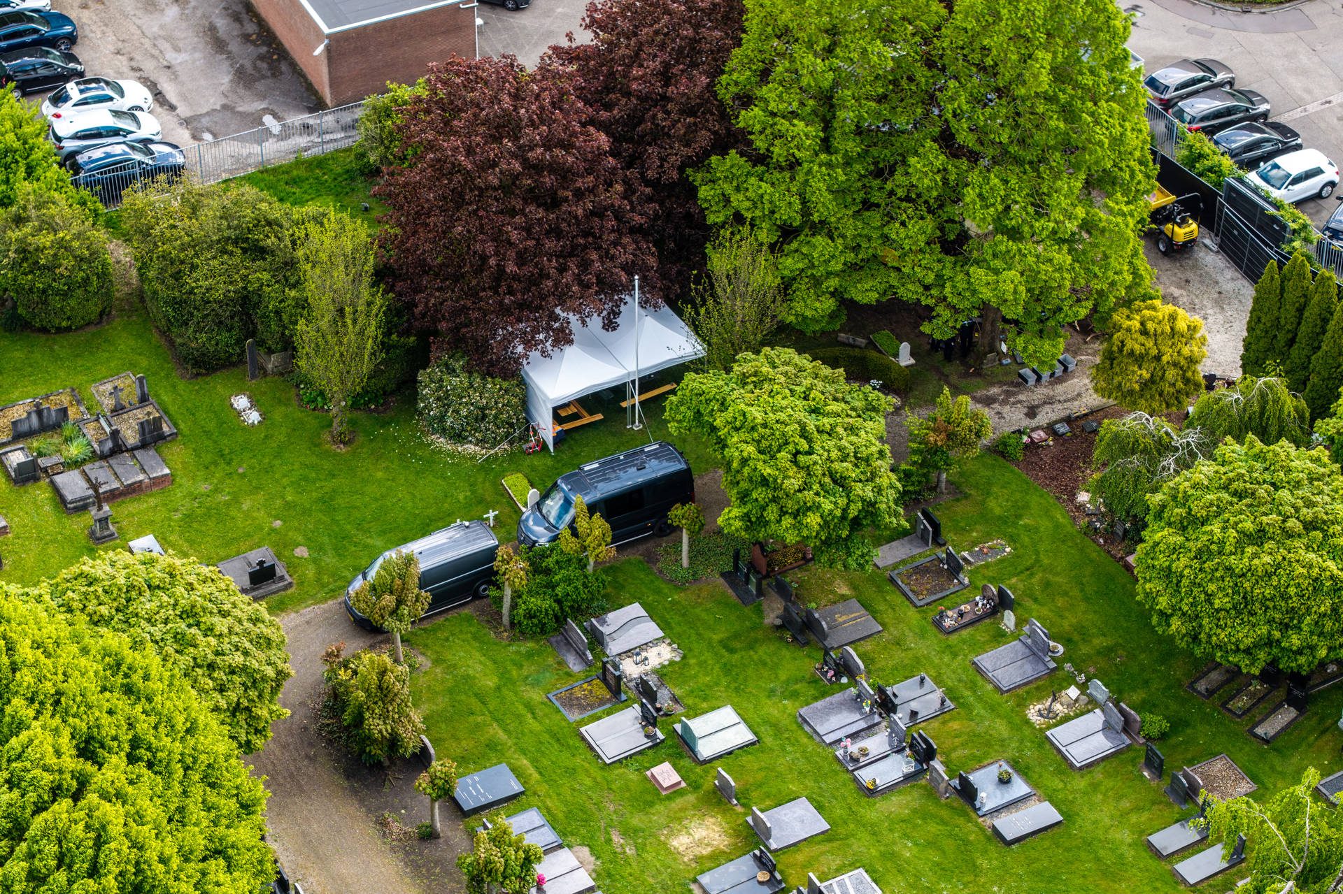 Politie en Defensie graven op begraafplaats voor onderzoek naar oorlogsslachtoffers
