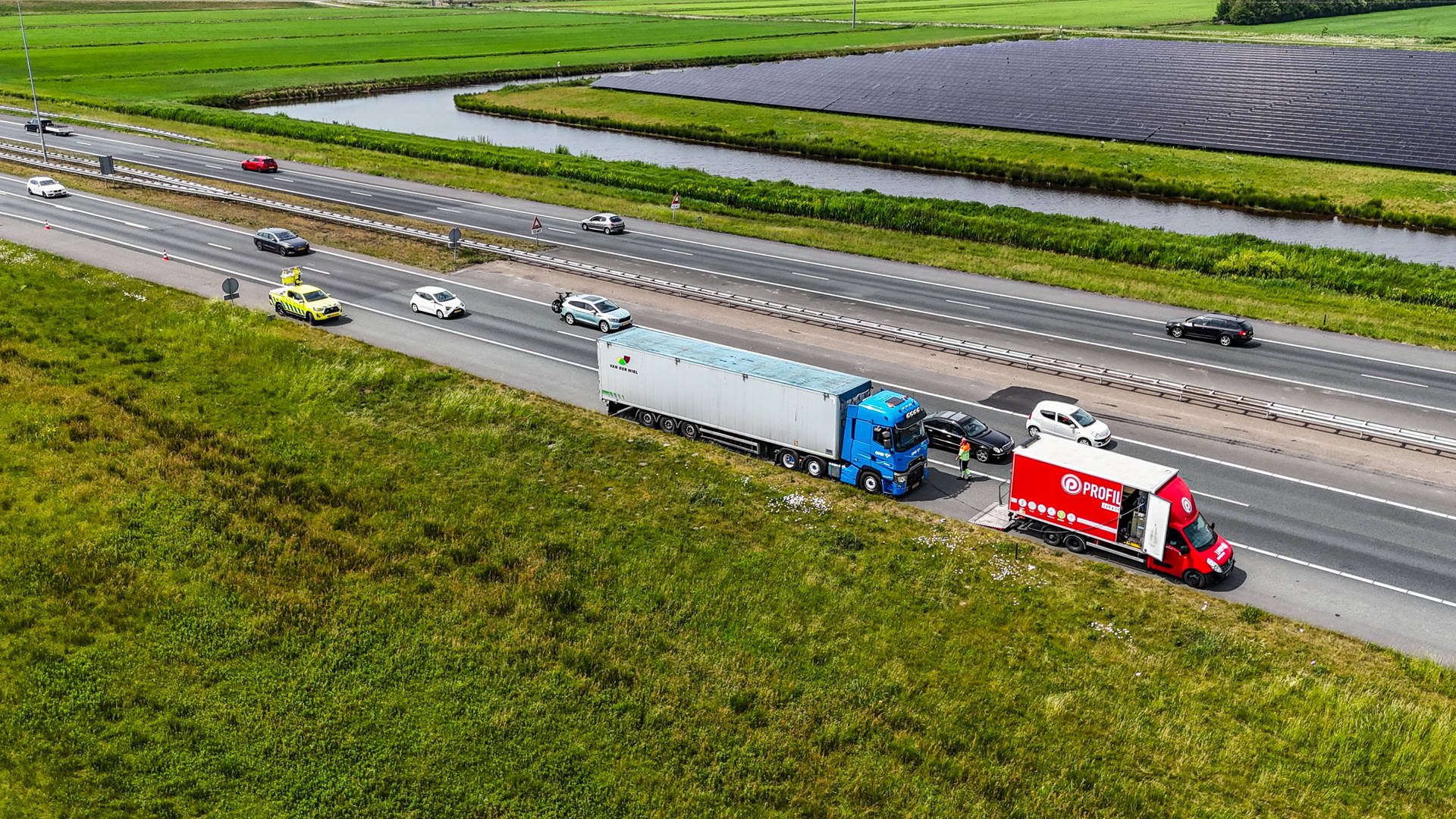 Klapband vrachtwagen veroorzaakt file op A7