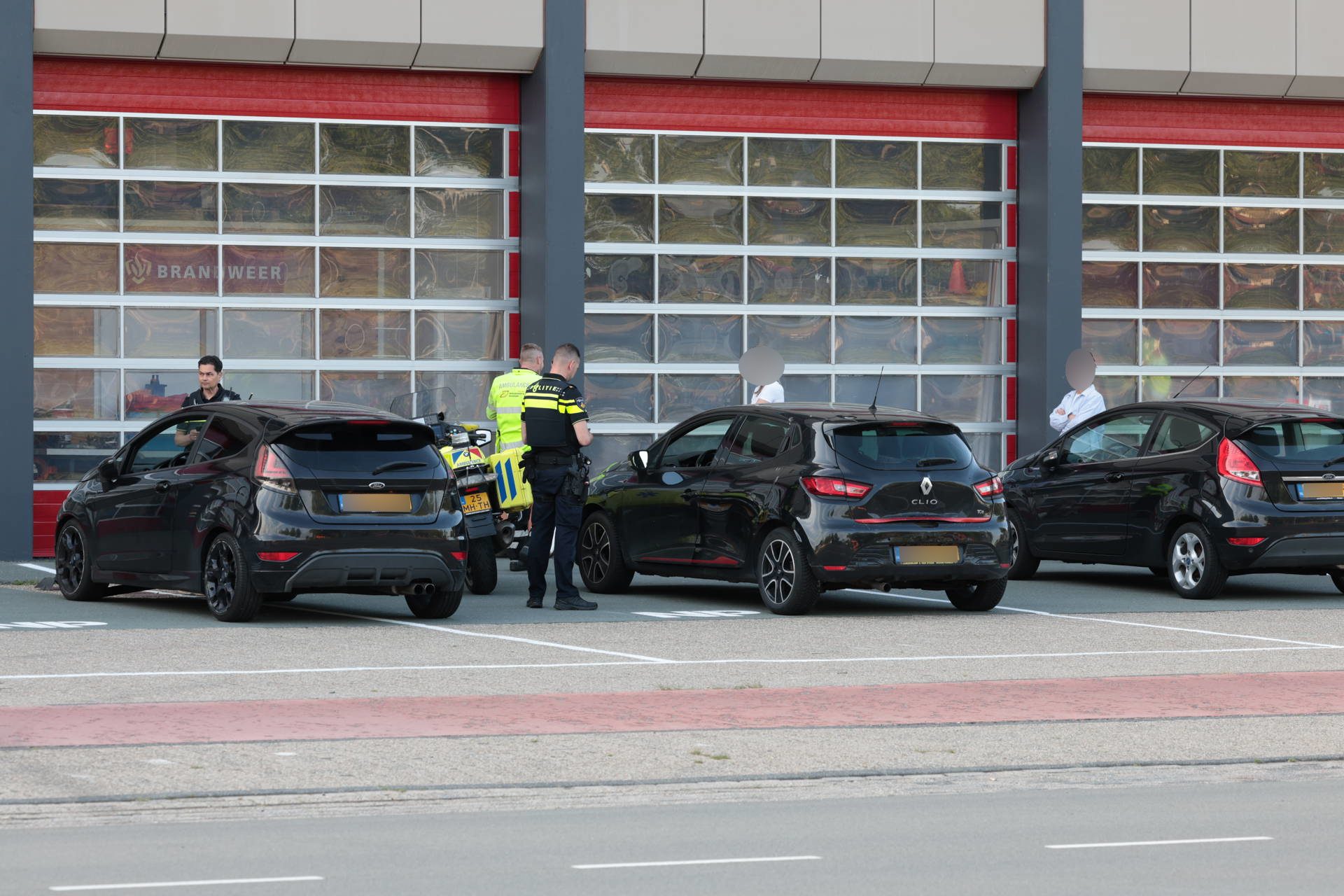 Persoon nagekeken na verkeersongeval tussen twee voertuigen