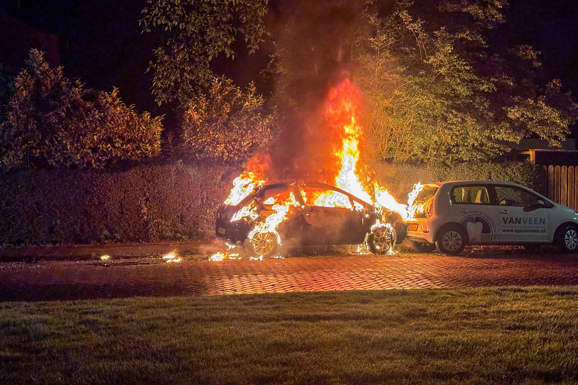 Auto gaat in vlammen op