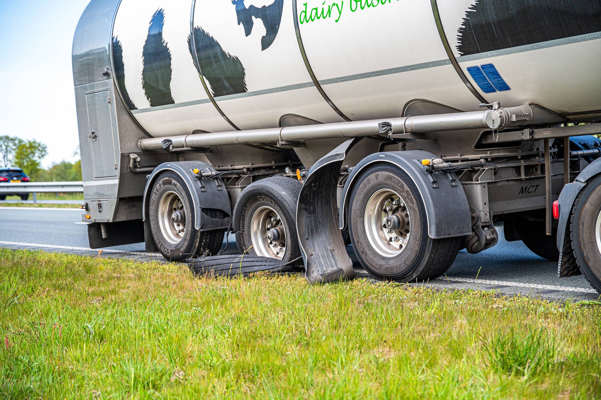 File nadat vrachtwagen klapband krijgt