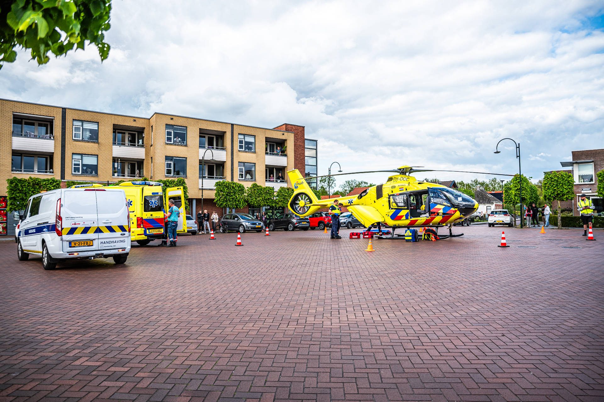 Traumahelikopter landt midden op kruising voor ernstig medisch incident