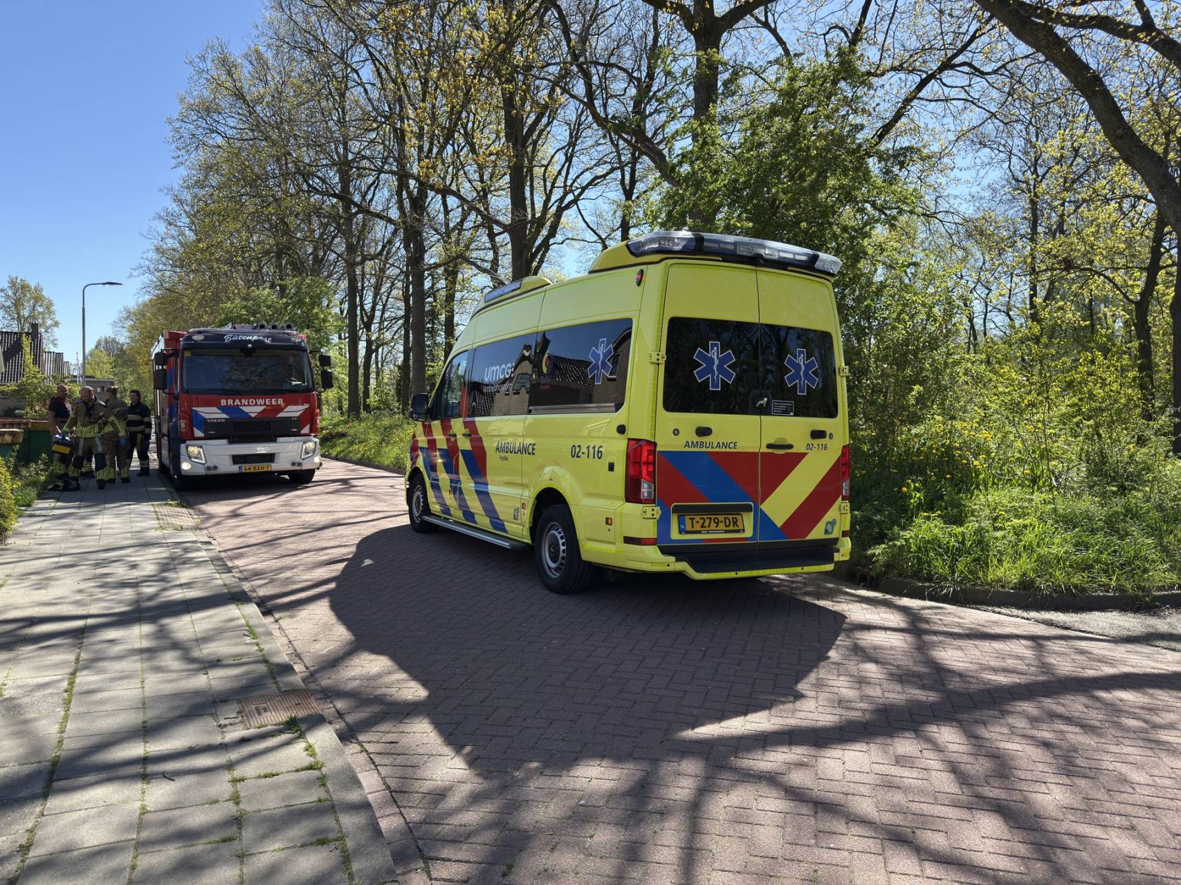 Jongetje met voet vast in fiets, ambulancechauffeur bevrijdt hem