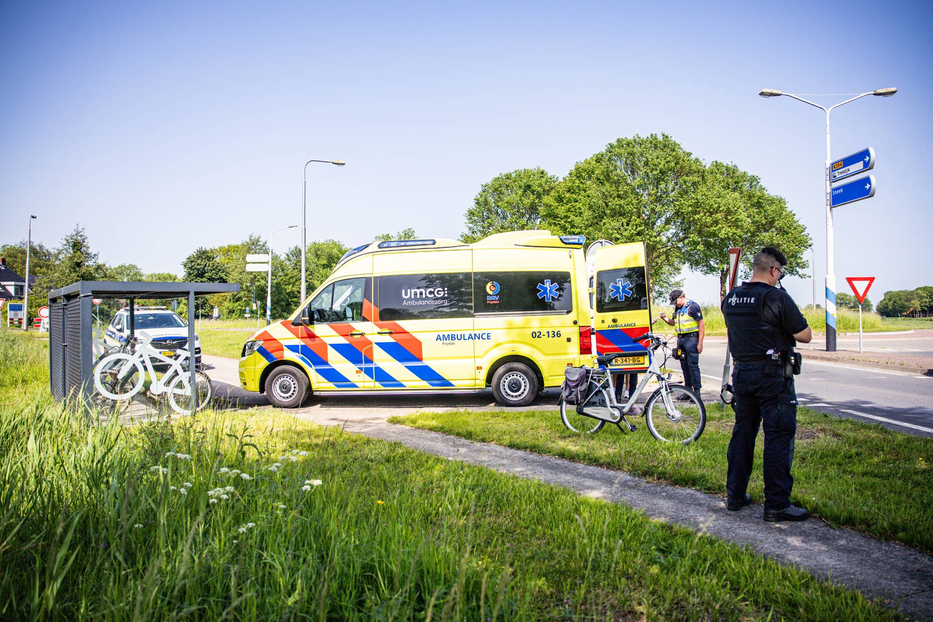 Fietsster gewond na botsing met auto op rotonde