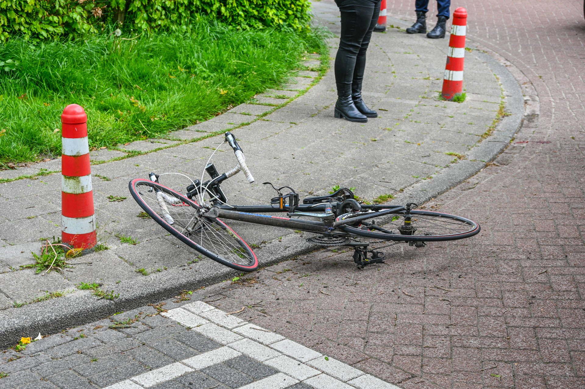 Wielrenner raakt gewond bij ongeluk op kruising