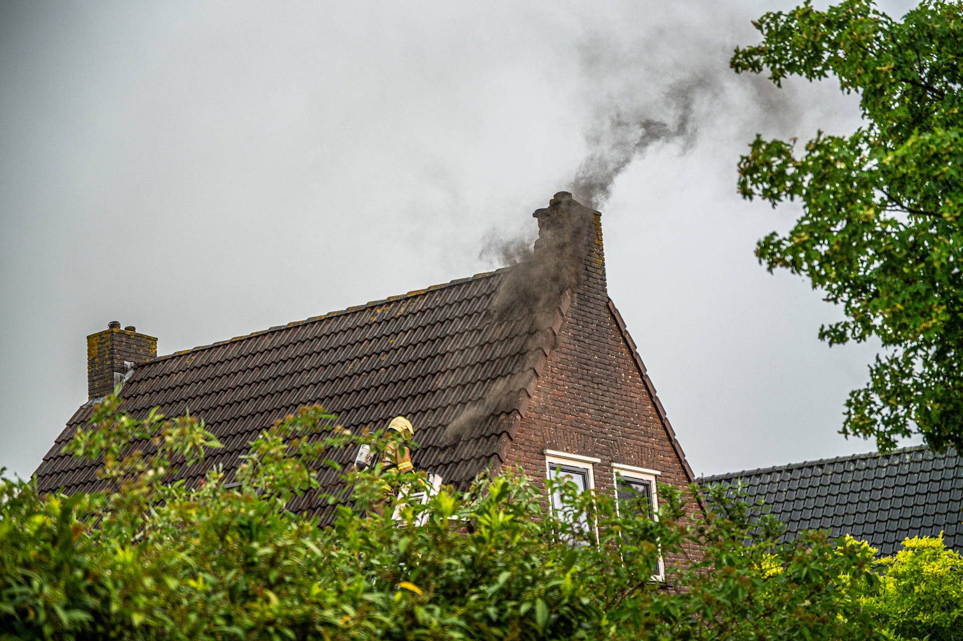 Dakbrand tijdens zwaar onweer, blikseminslag niet uitgesloten