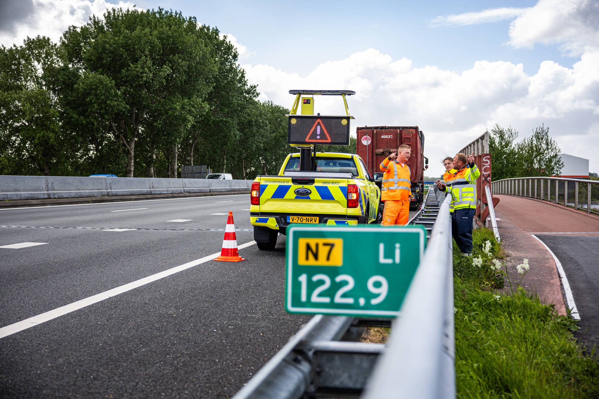 Vrachtwagen met klapband zorgt voor afsluiting van oprit en rijstrook op snelweg