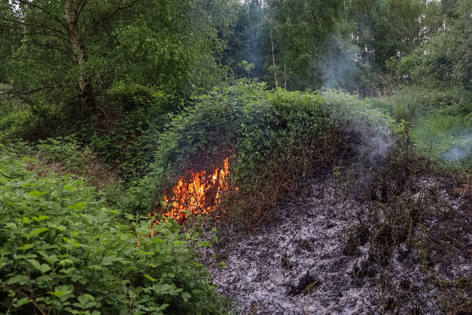 Brand bij buitenobject mogelijk aangestoken door jeugd