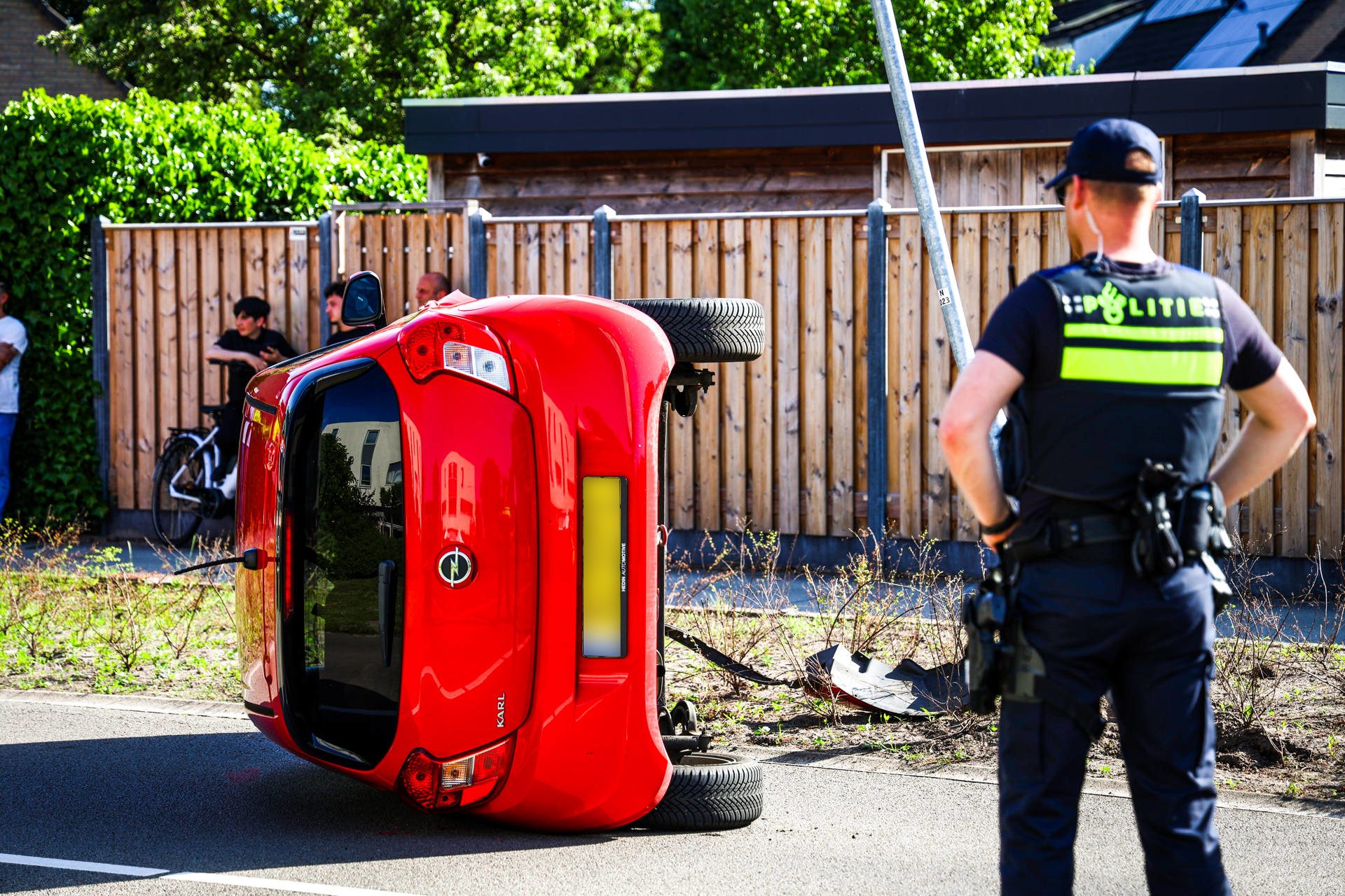 Auto belandt op zijkant na botsing