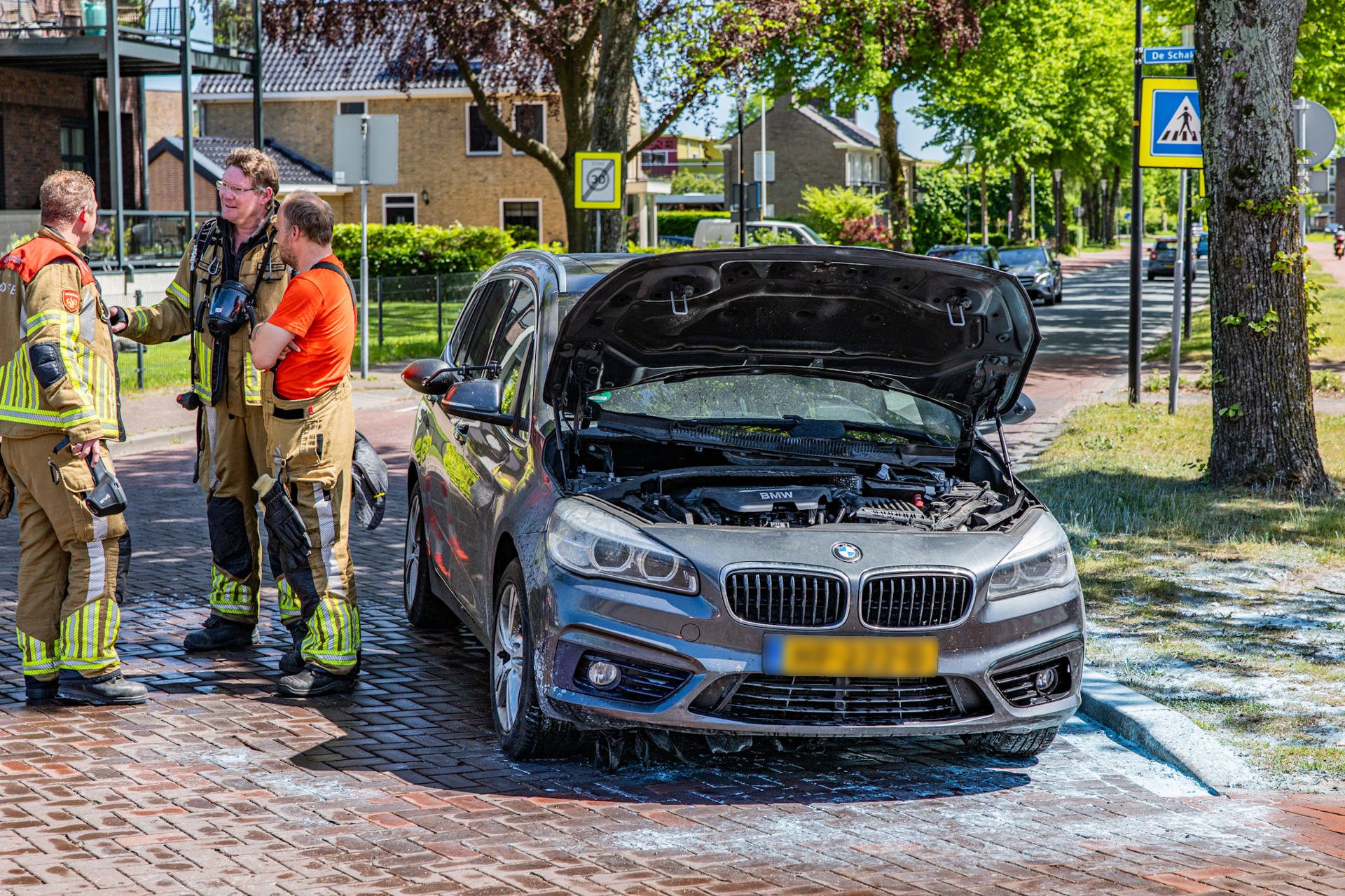 Auto vliegt in brand bij terugkomst van vakantie
