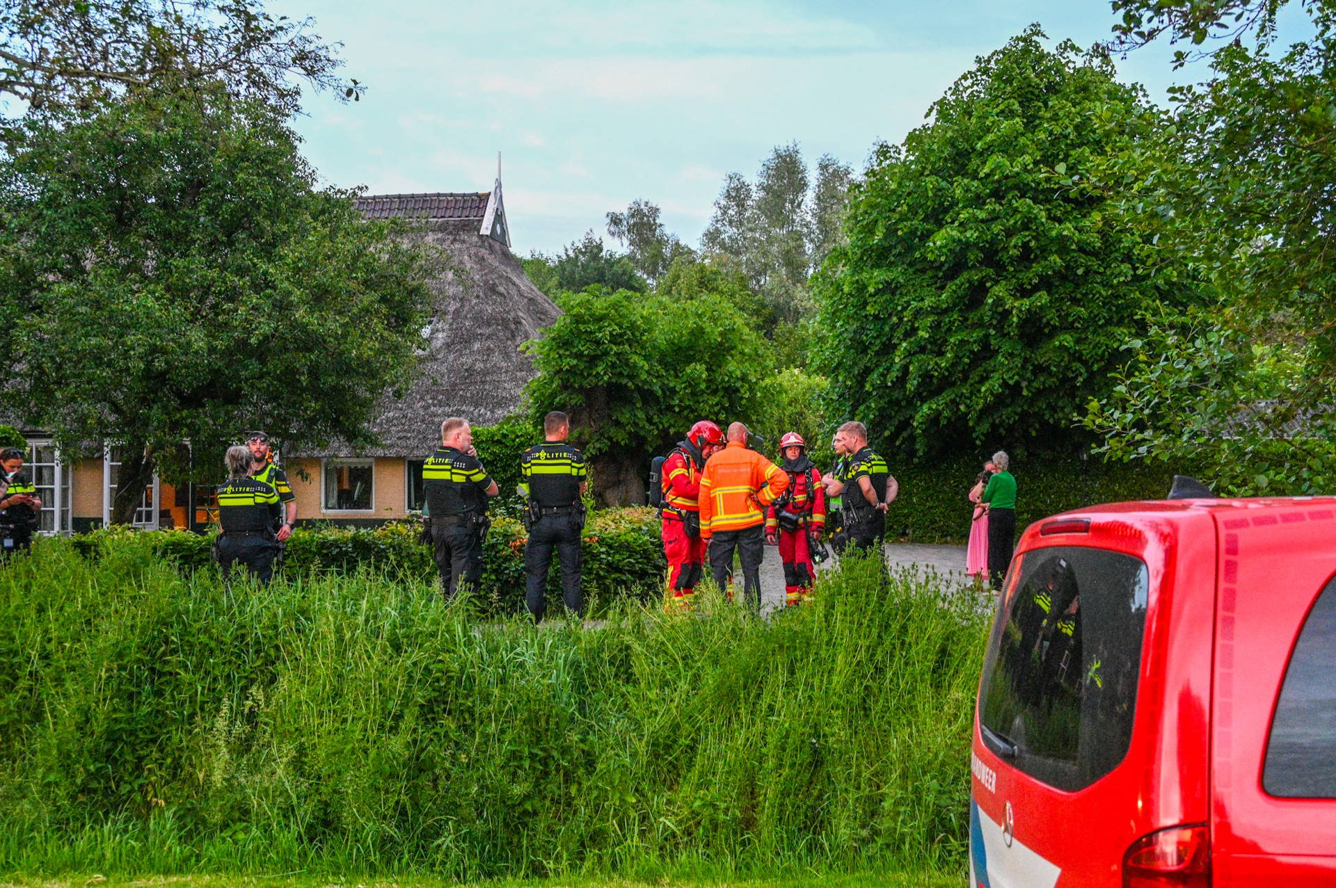 Brandweer zet groots in vanwege brand in rieten kap
