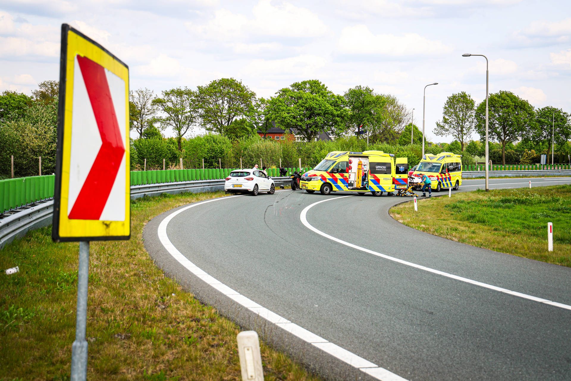 Motorrijder gewond nadat hij tegen vangrail rijdt