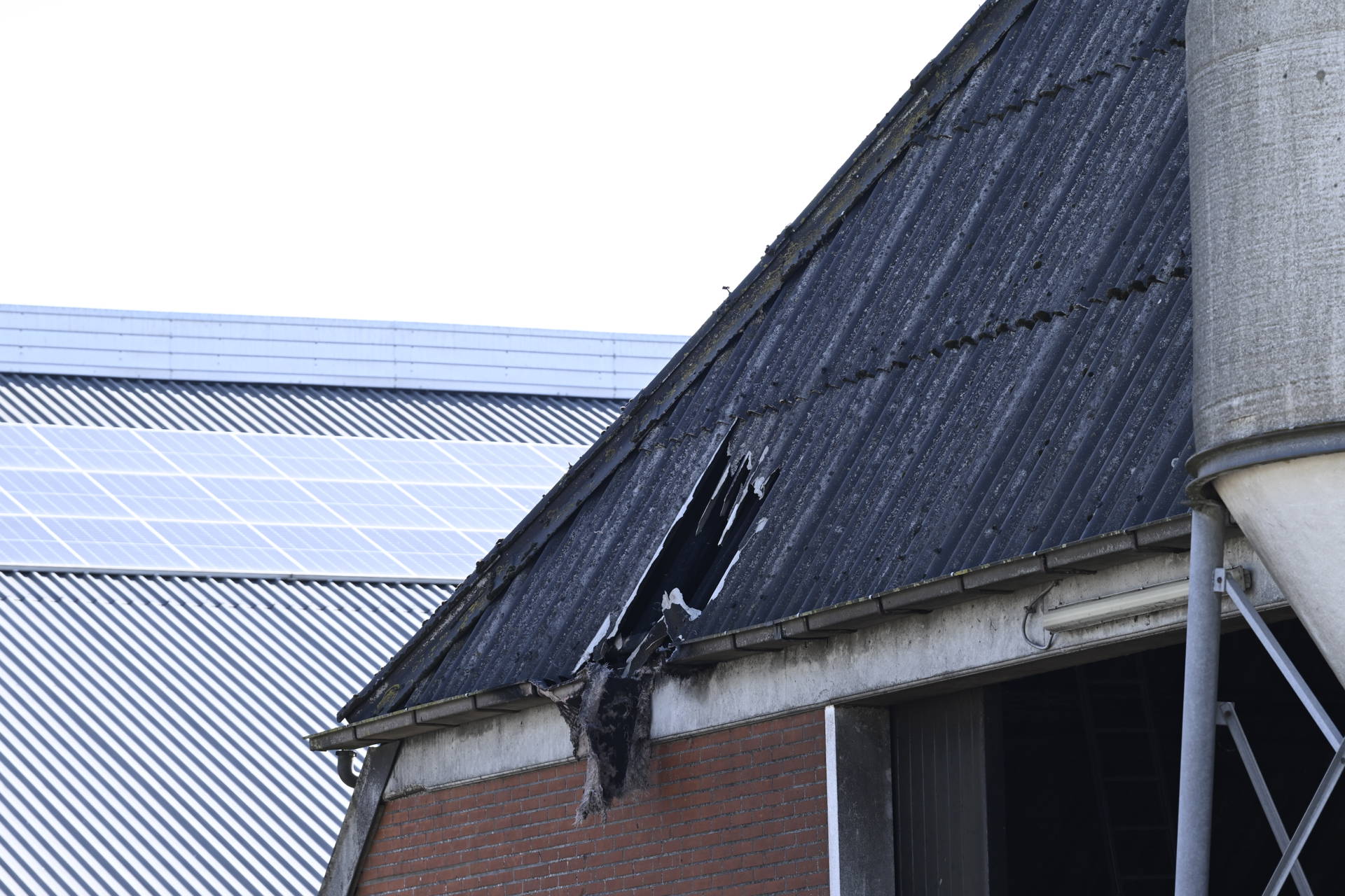 Opnieuw rookontwikkeling bij boerderij na brand dag eerder