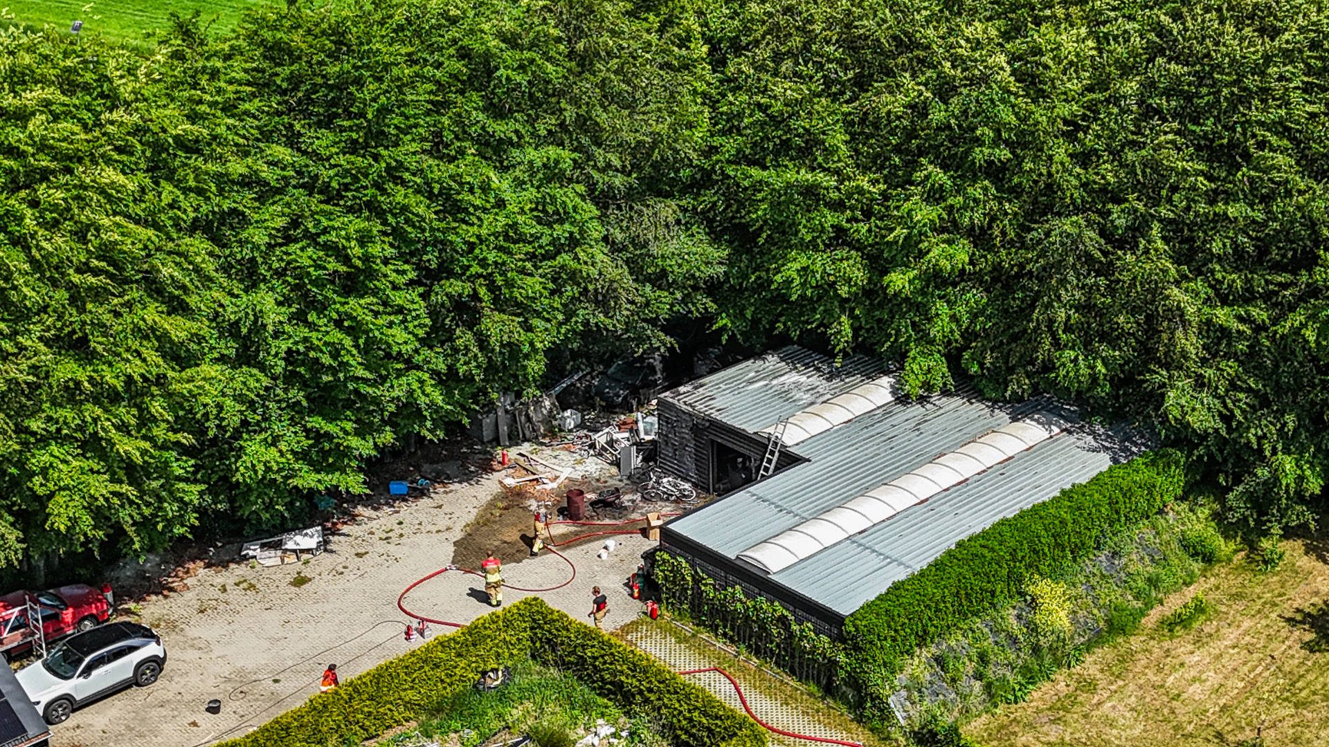 Brand bij dak van loods snel onder controle
