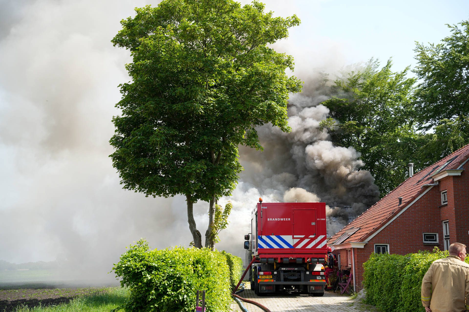 Brand in schuur slaat door dak