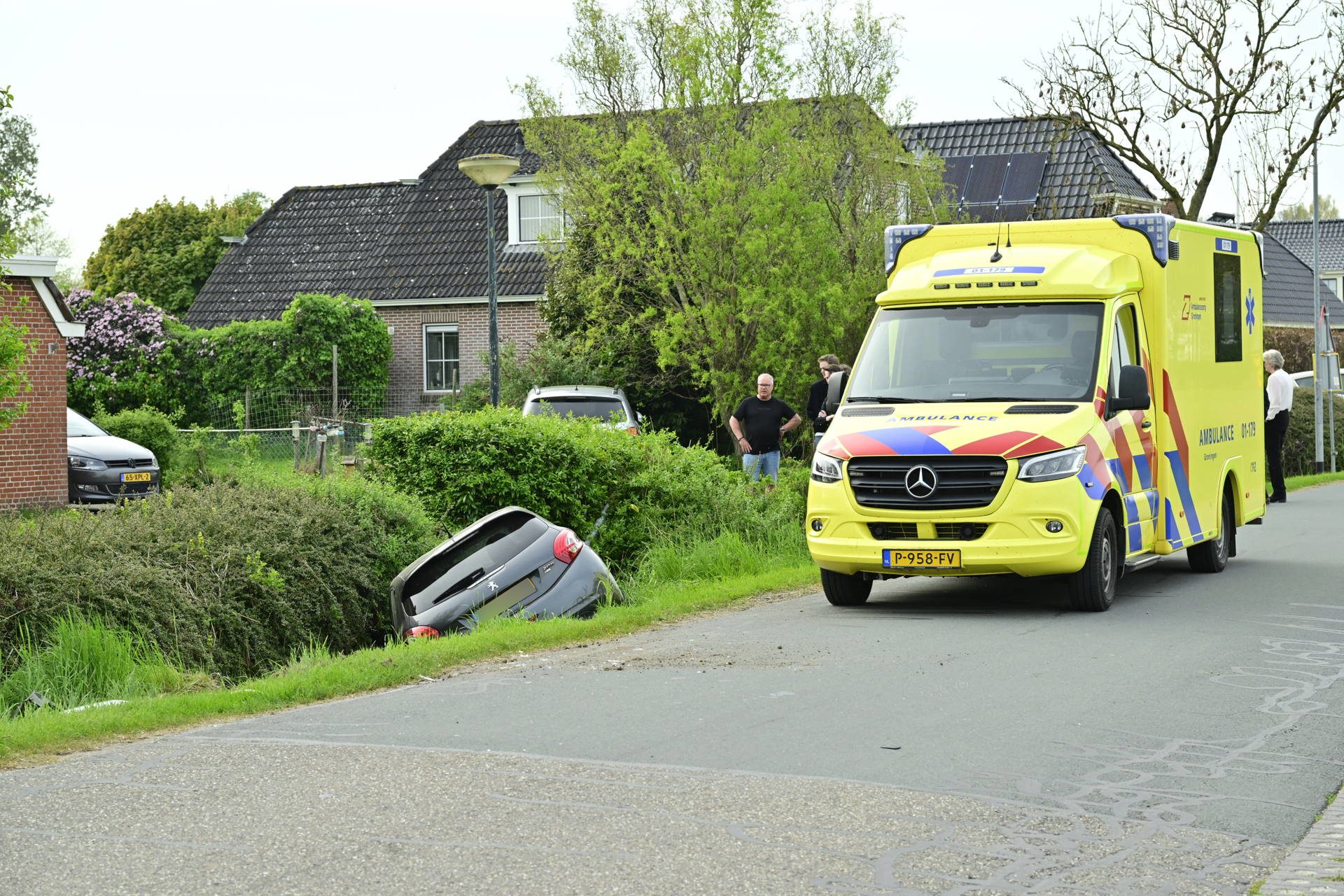 Auto raakt van de weg en eindigt in sloot