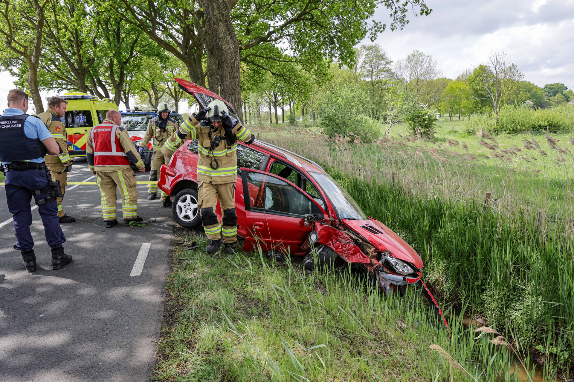 Automobilist botst tegen boom naast weg