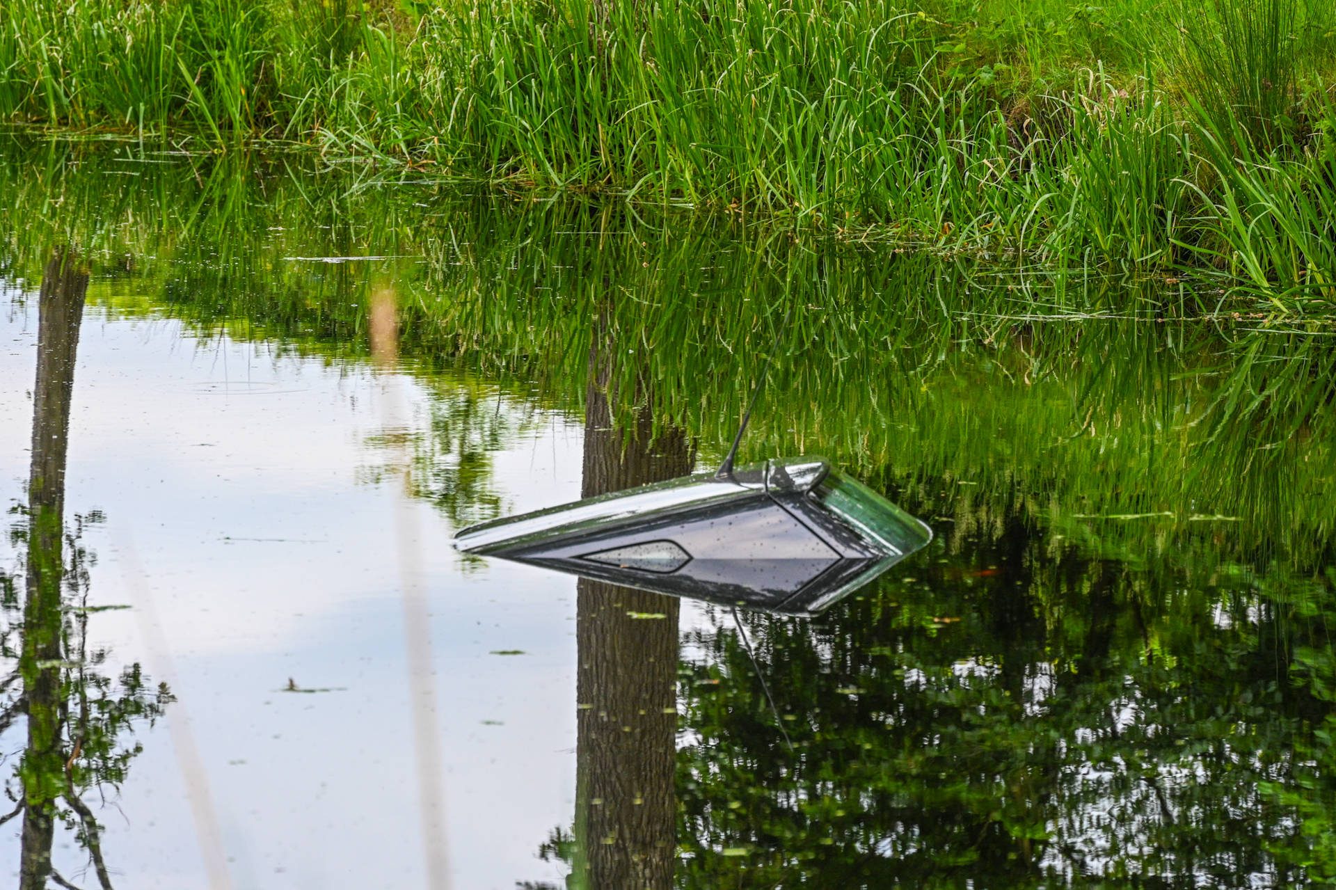 Auto raakt van de weg en belandt in het water