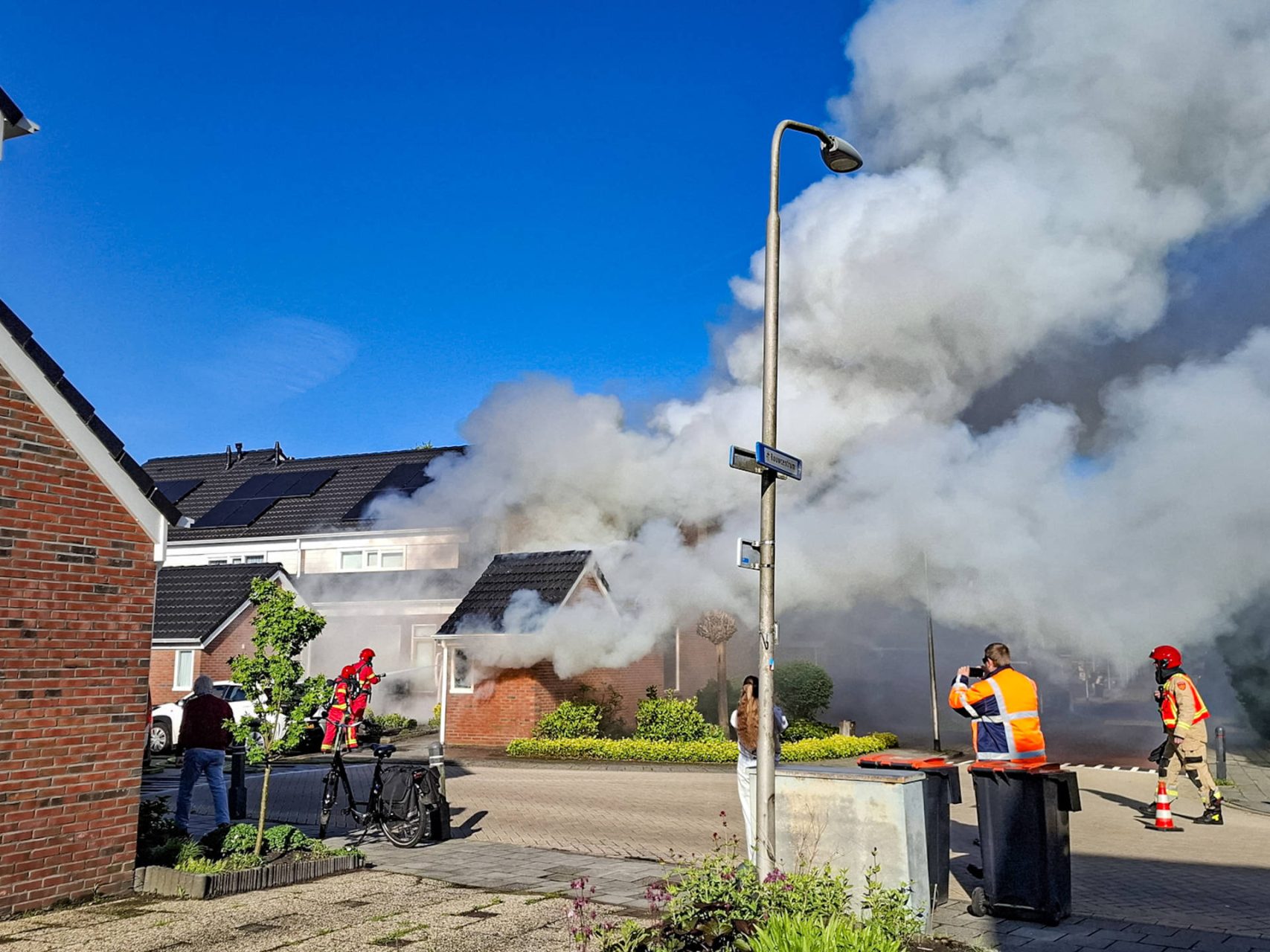 Grote uitslaande brand in rijtjeswoning