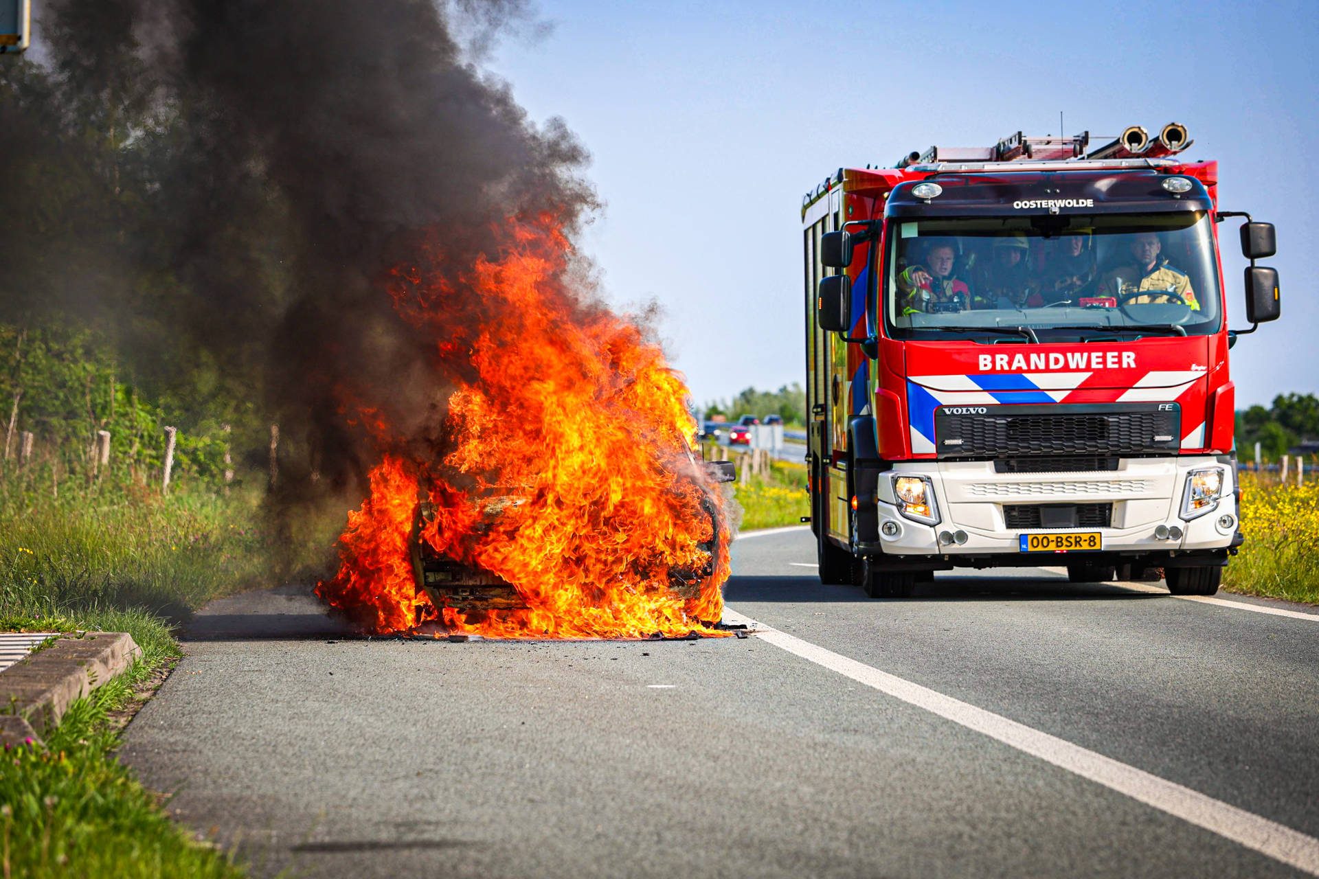 Auto uitgebrand op afrit