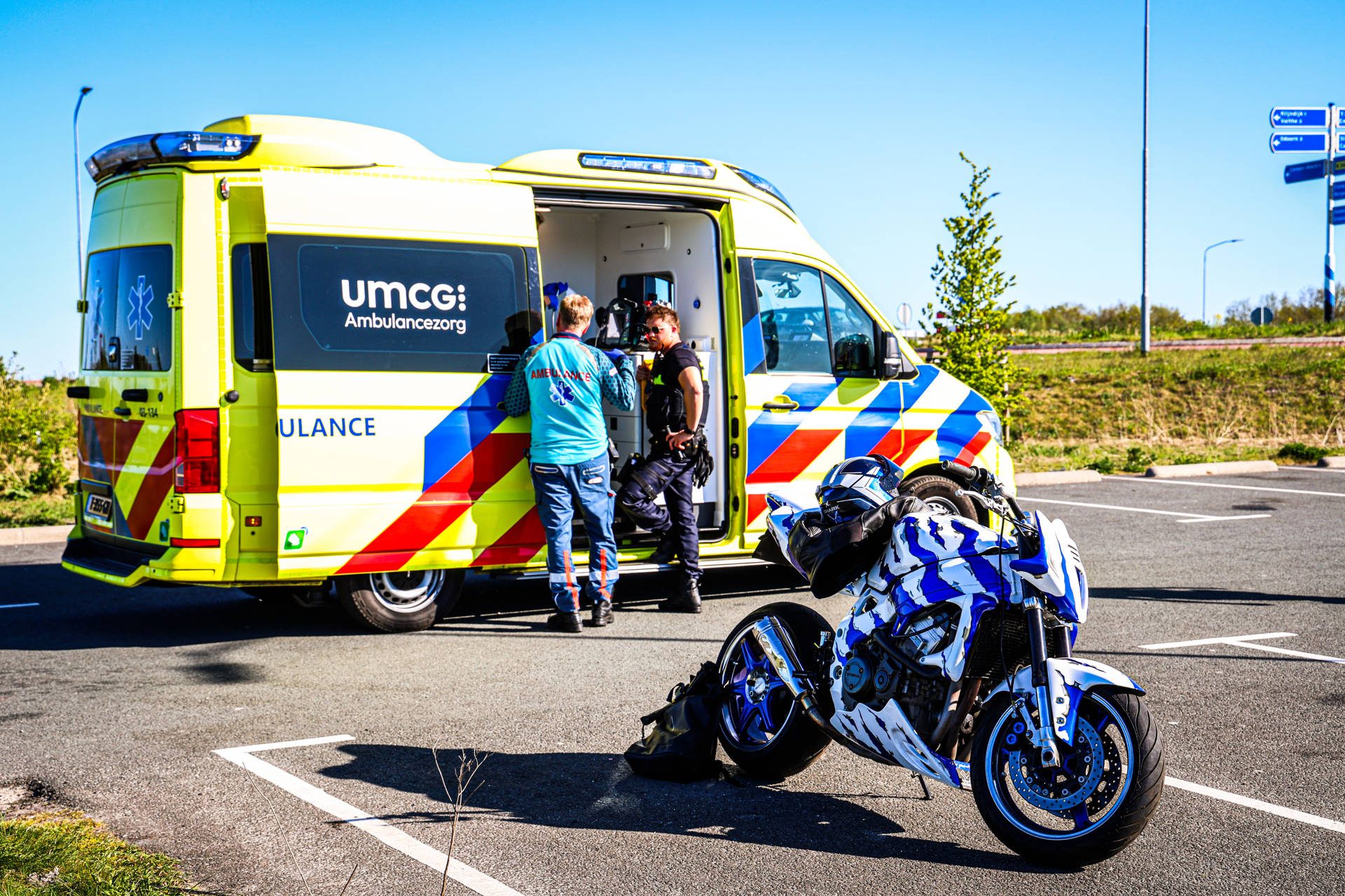 Motorrijder gewond na botsing met verkeerspoort bij eenzijdig ongeval