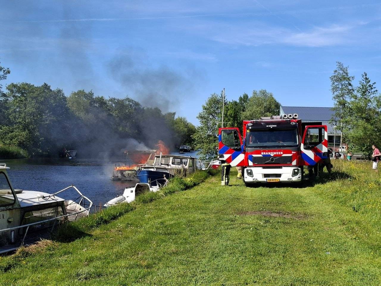 Kruiser in brand gevlogen, politie onderzoekt mogelijke brandstichting