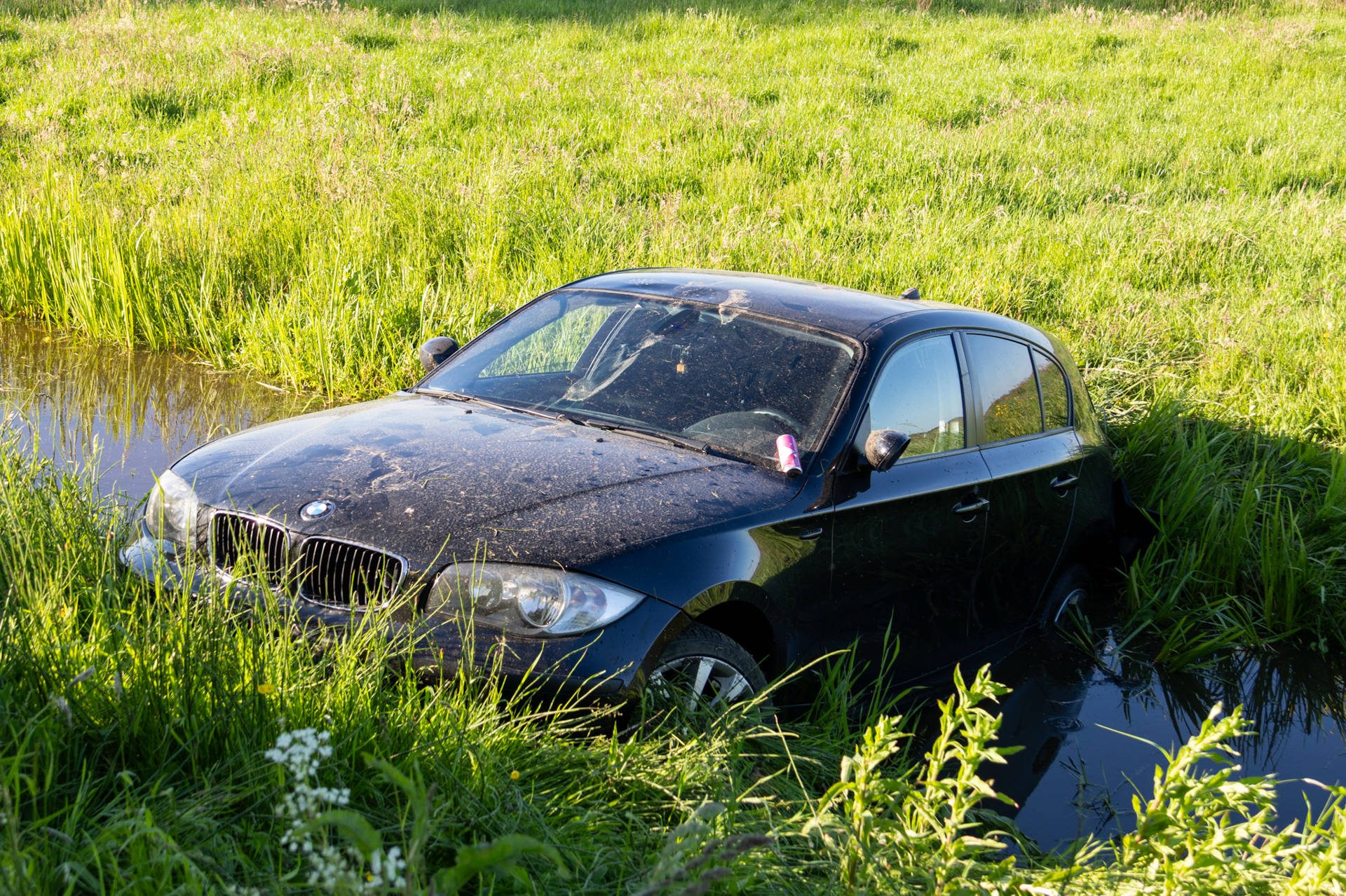 Automobilist aangehouden nadat auto te water raakt