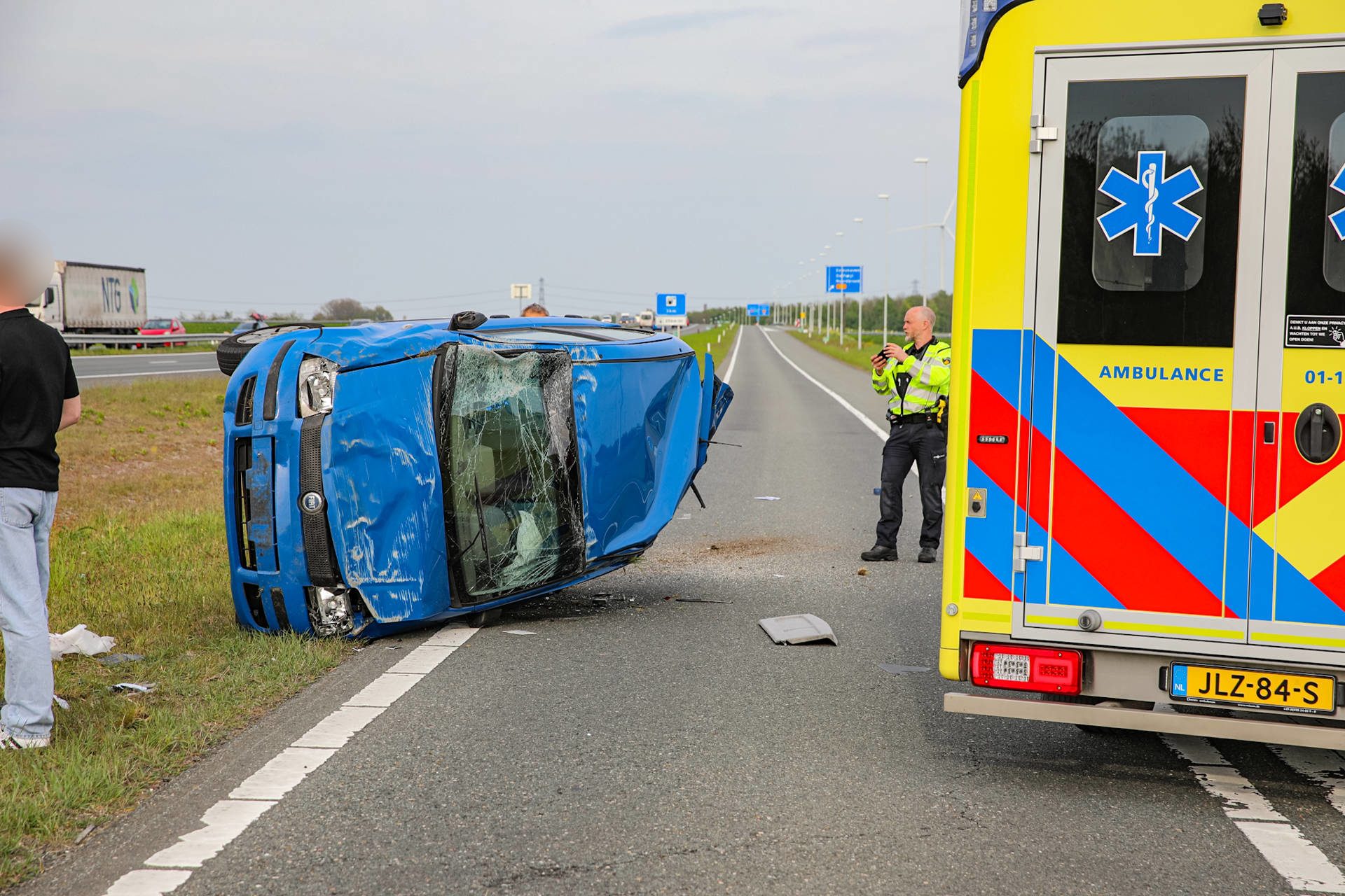 Auto slaat over de kop en belandt op zijkant