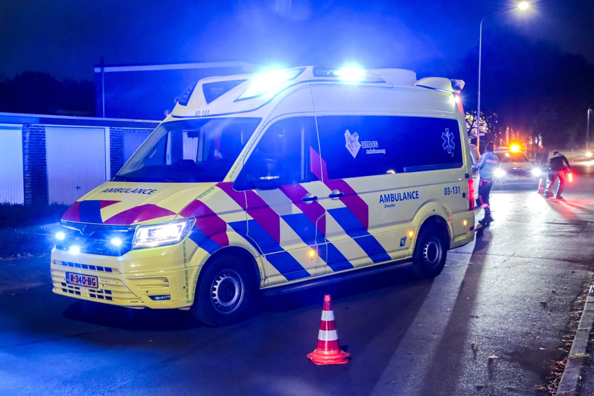 Man (78) overleden na botsing tegen boom