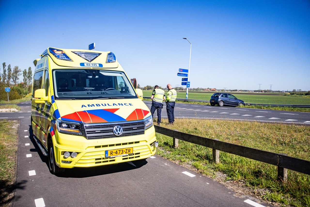 Auto schiet rechtdoor bij afrit