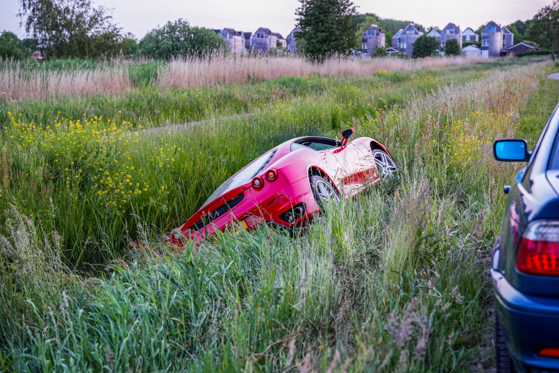 Ferrari belandt in sloot nadat bestuurder macht over stuur verliest