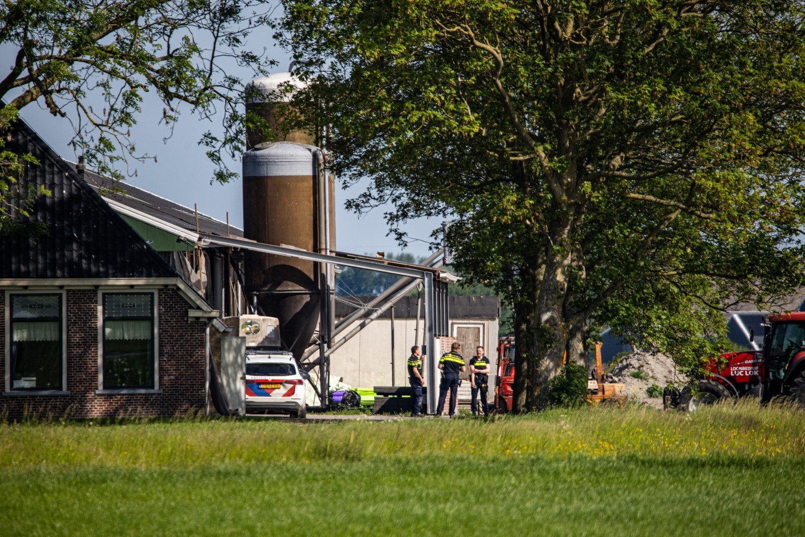 Man gewond na val door dak, traumahelikopter ingezet