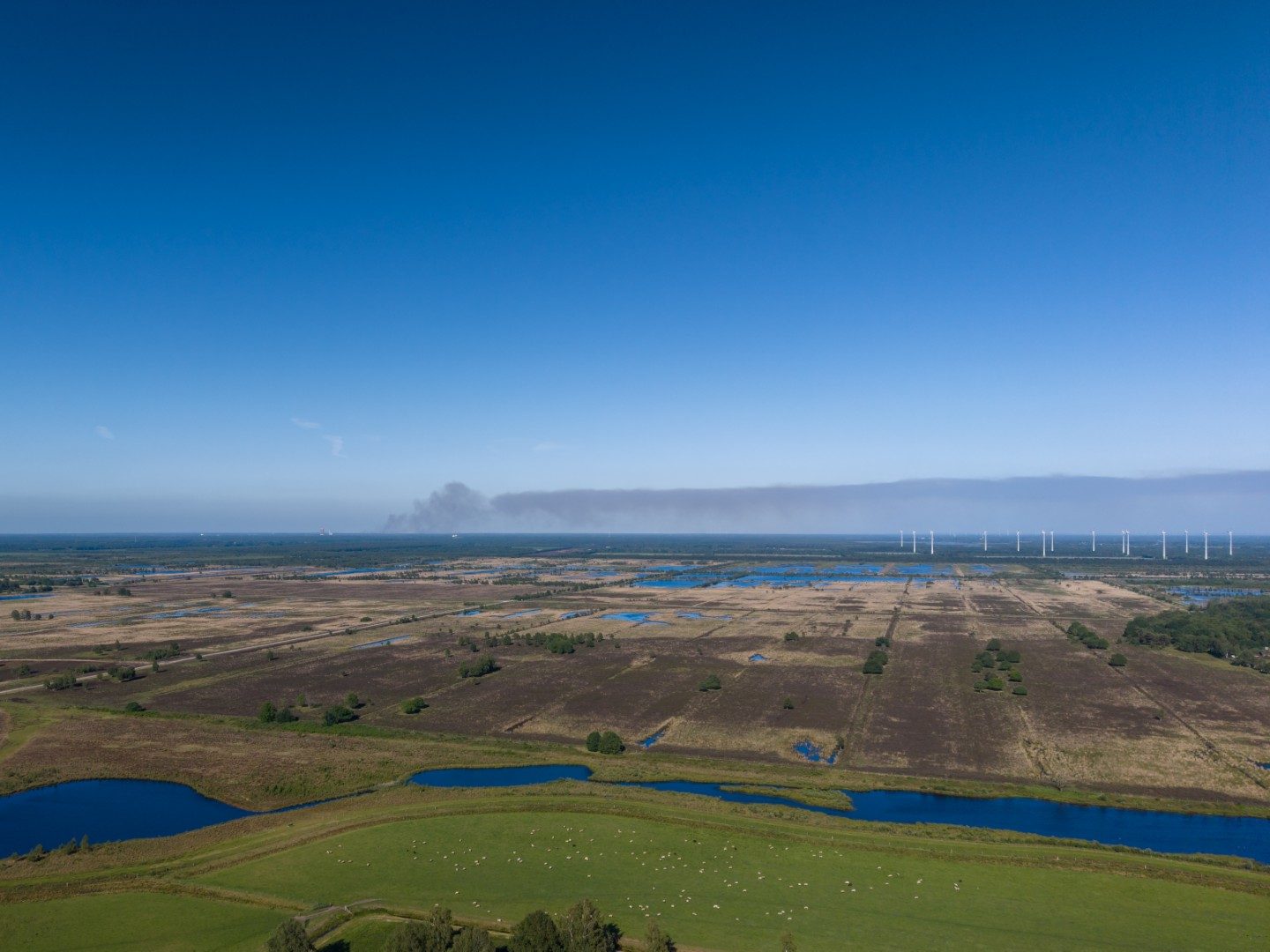 Enorme natuurbrand over de grens zorgt voor enorme rookpluim