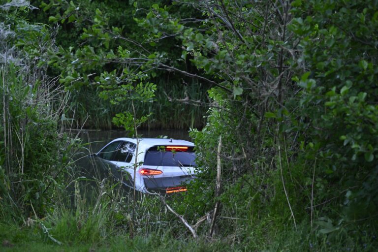 Auto te water geraakt tijdens mogelijke vlucht voor politie, inzittende gevlucht