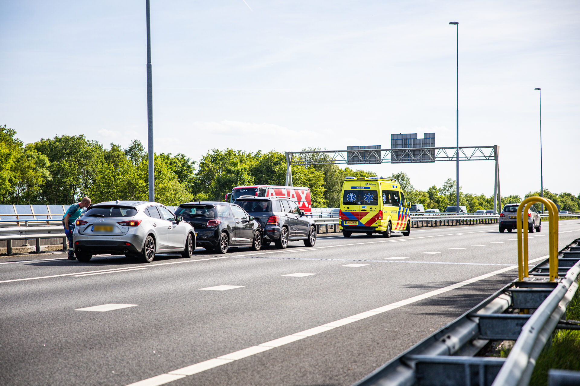 Forse file op snelweg na ongeval met drie auto’s