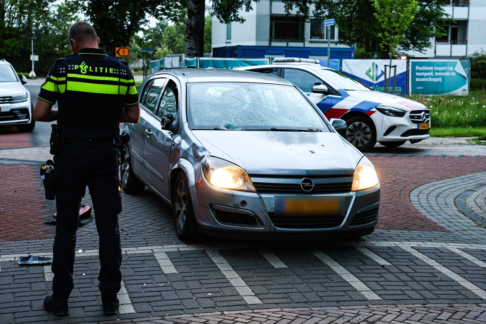 Bezorgscooter en auto botsen op kruispunt