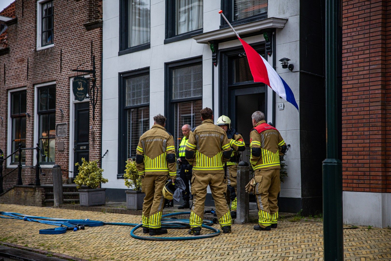 Brandweer rukt uit voor woningbrand