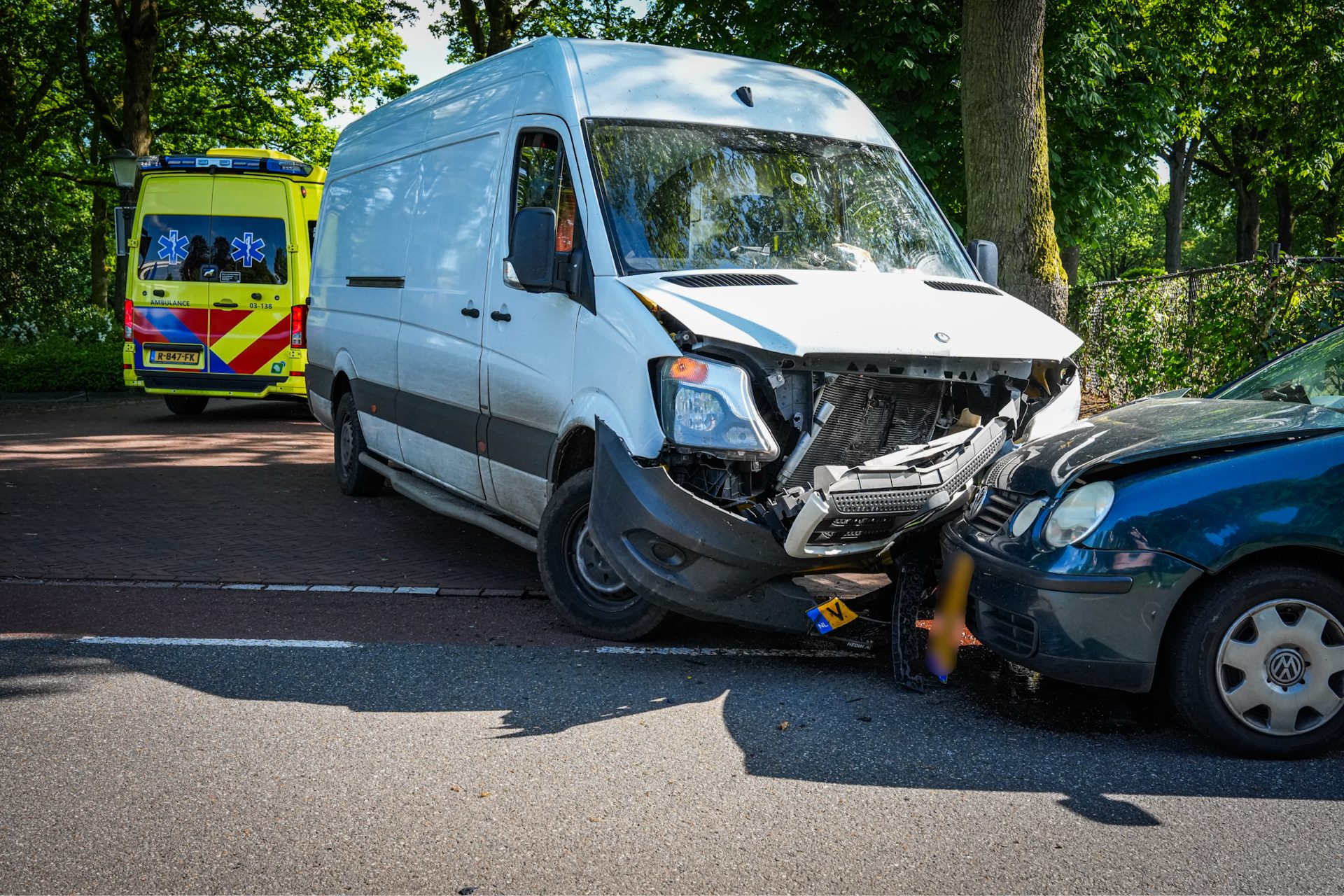 Bestelbus en auto botsen op kruising