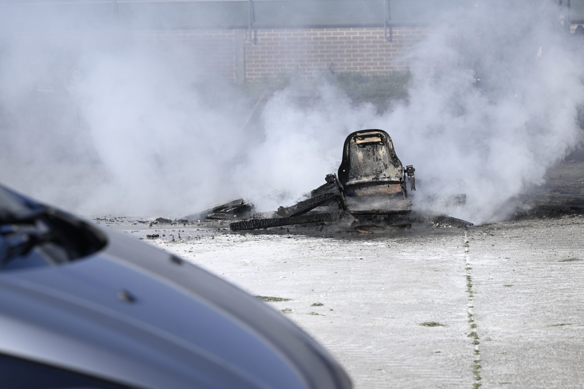 Mini shovel vliegt in brand, asbest komt vrij bij boerenschuur