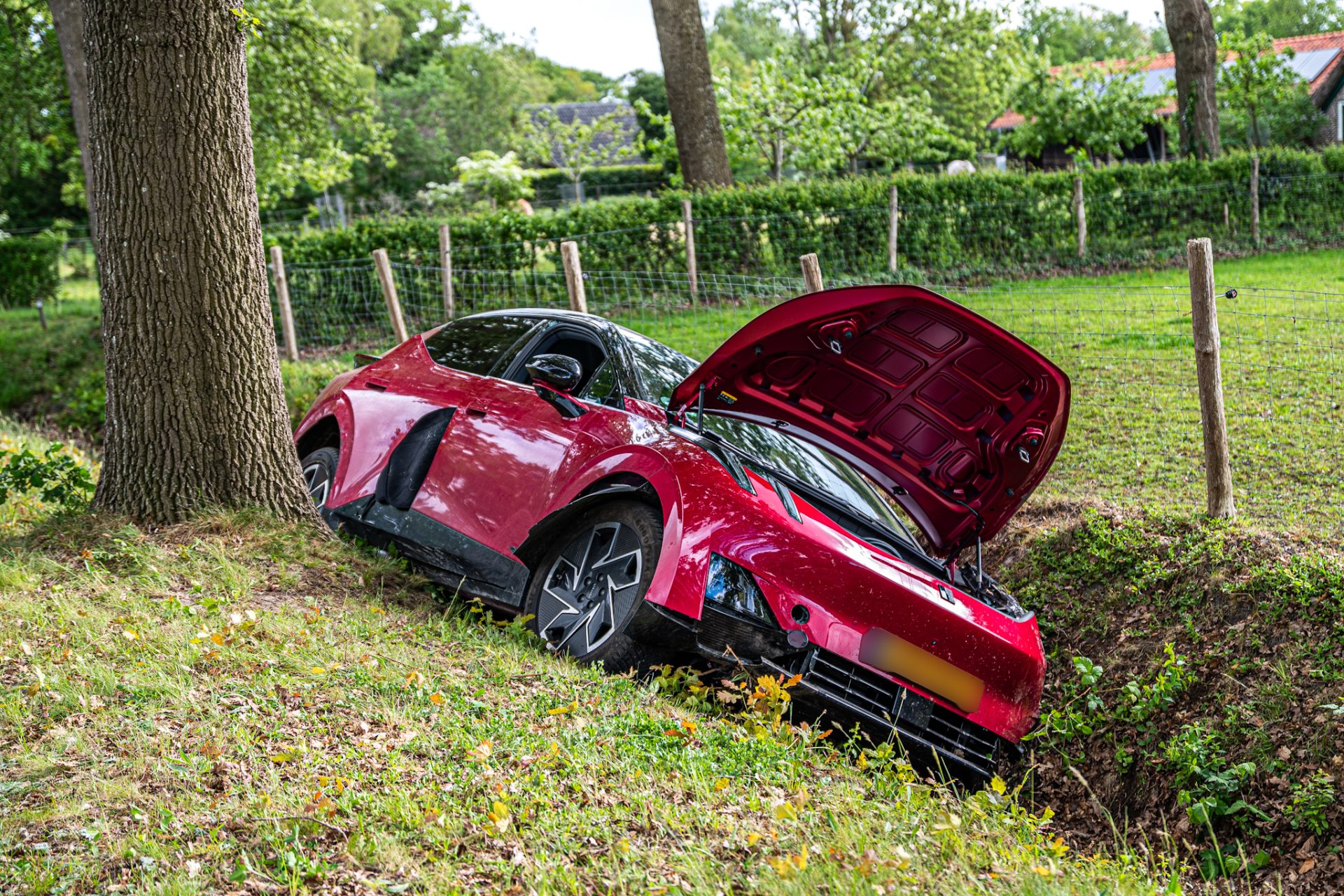 Auto belandt in sloot, bestuurder gewond