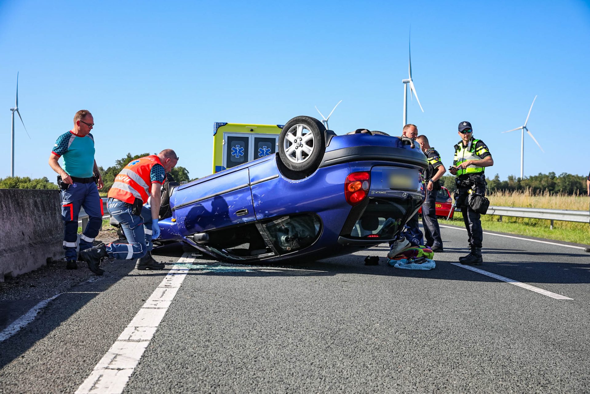 Auto slaat over de kop, verpleegkundigen verlenen direct eerste hulp